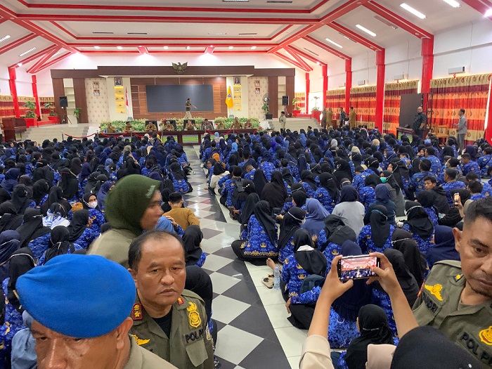 DIALOG : Ratusan P3K Donggala saat berdialog dengan Pemkab Donggala di aula kasiromu, Selasa (10/6/25).
