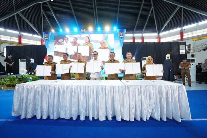 TEKEN KERJASAMA : Menteri P2MI, Gubernur Sulteng dan Bupati dari 5 Kabupaten di Sulteng saat foto bersama usai penandatanganan MoU.
