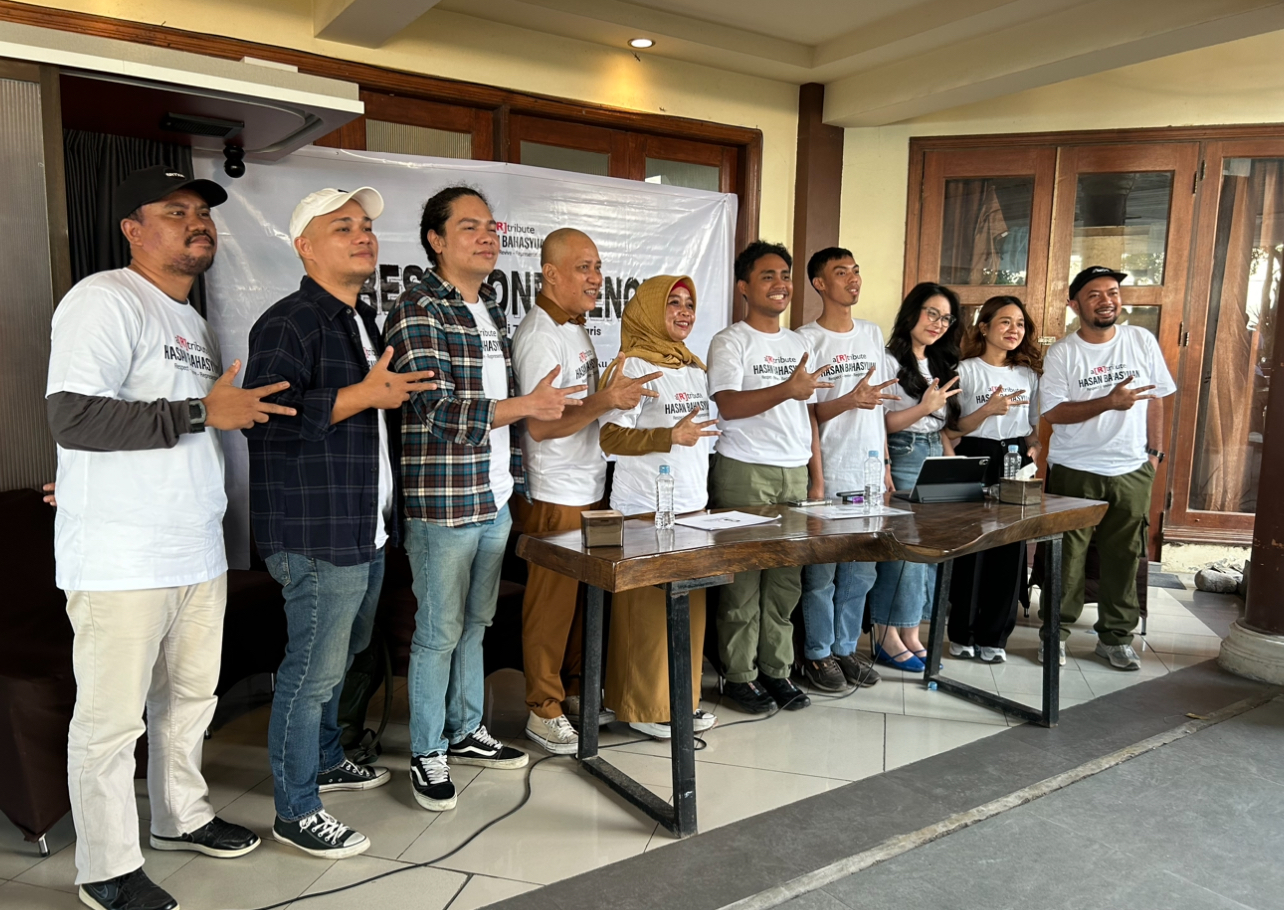Konferensi pers terkait proyek bertajuk a(R)tribut Hasan Bahasyuan yang digelar di Kampung Nelayan, Palu, Selasa (10/6/2025).