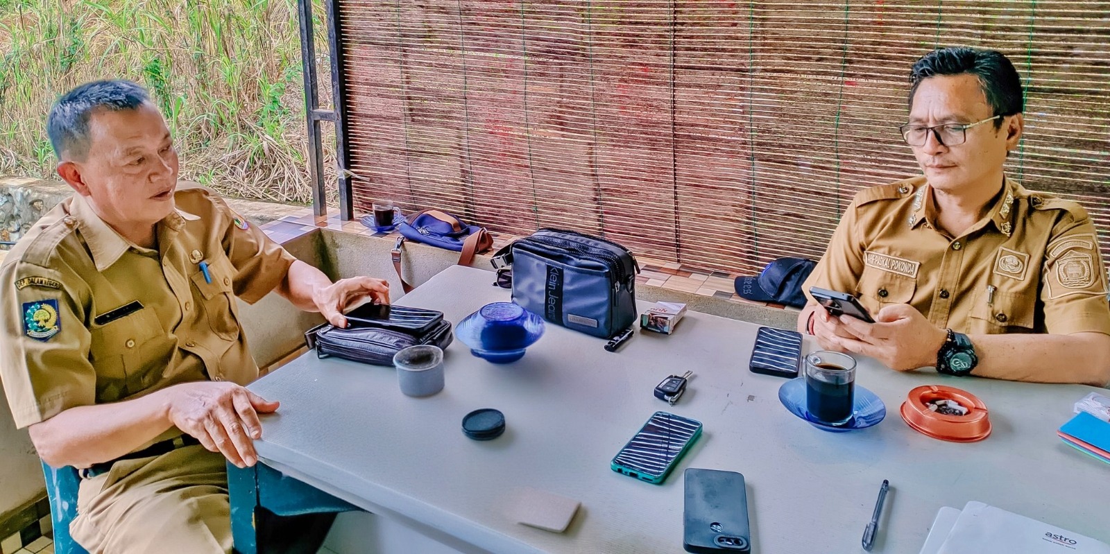 KLARIFIKASI : Kepala Dinkes Morut Romelius Sapara (kiri) bersama Sekretaris Dinkes Arif Paskal Pokonda saat memberikan keterangan pers, Selasa (10/6/2025).(FOTO : ISTIMEWA/RADAR PALU)