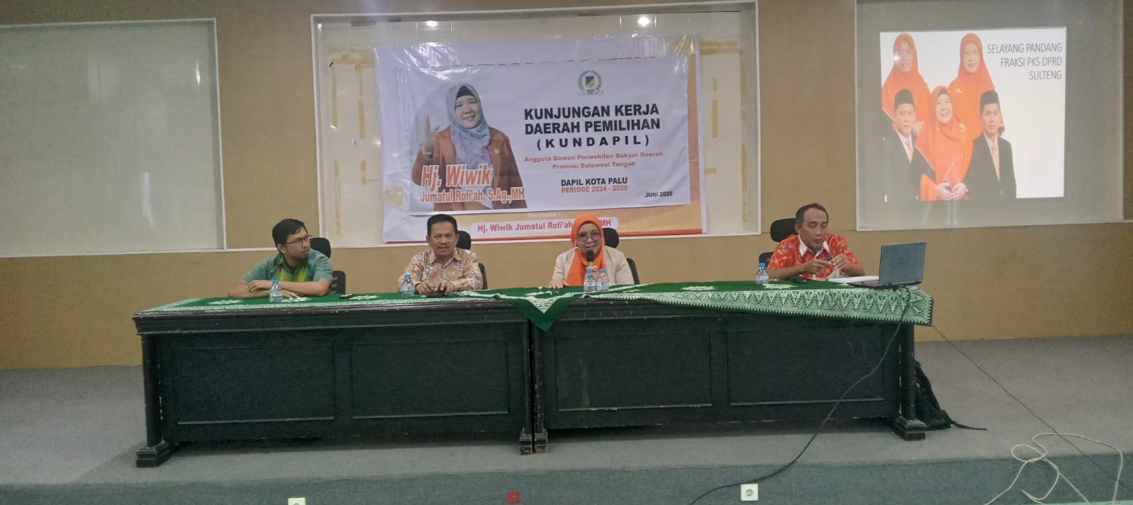 KUNDAPIL : Anggota DPRD Sulteng, Hj. Wiwik Jumatul Rofi&rsquo;ah bersama Rektor Unismuh Prof Dr Rajindra, saat melakukan kundapil di Kelurahan Talise, Kecamatan Mantikulore, Kota Palu, Sulawesi Tengah.