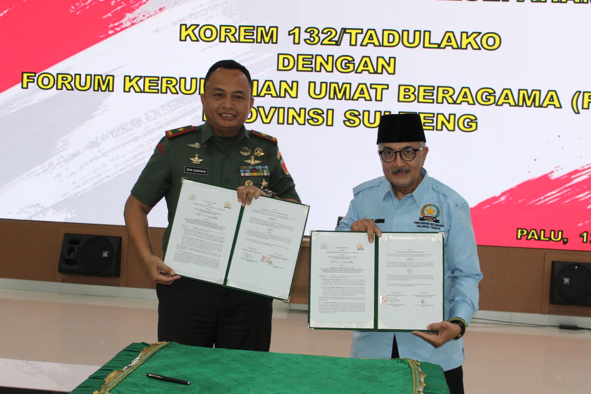 KERJASAMA: Danrem 132 Tadulako dan Ketua FKUB Sulteng menunjukkan nota kesepakatan.