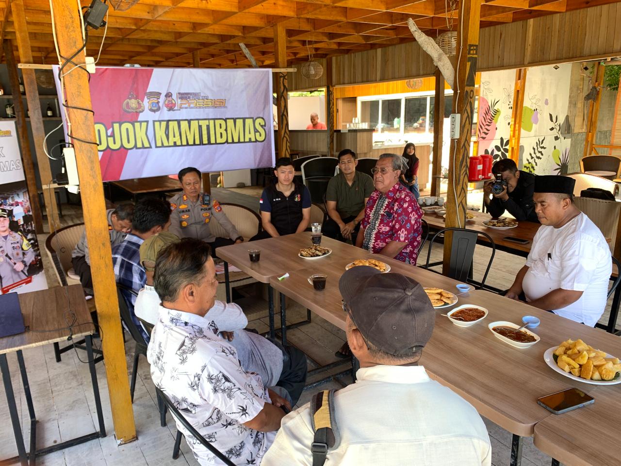 Sejumlah warga di Kelurahan Boneoge saat mengikuti kegiatan pojok kamtibmas yang digelar Polres Donggala, Jumat (13/6/25).