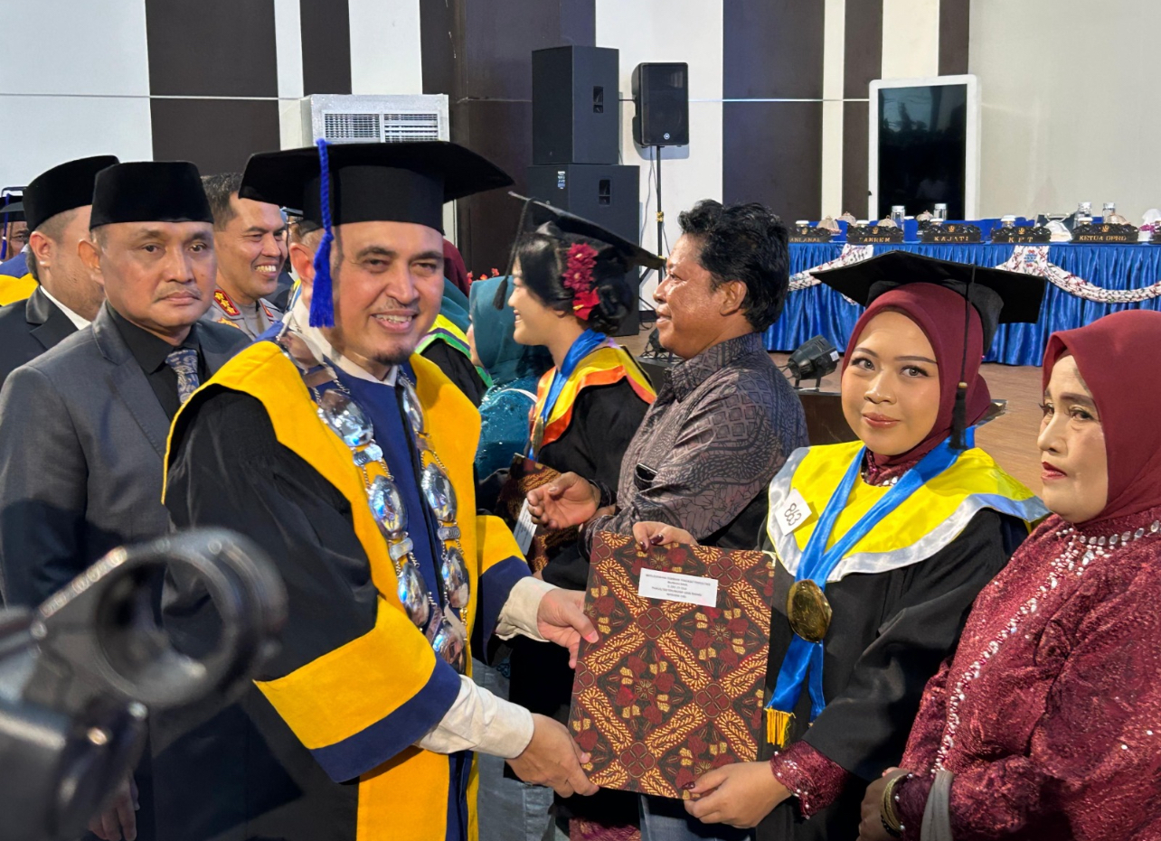 Universitas Tadulako (Untad) kembali mencetak alumni akademik dengan menyelenggarakan Wisuda ke-130, Kamis (12/6)