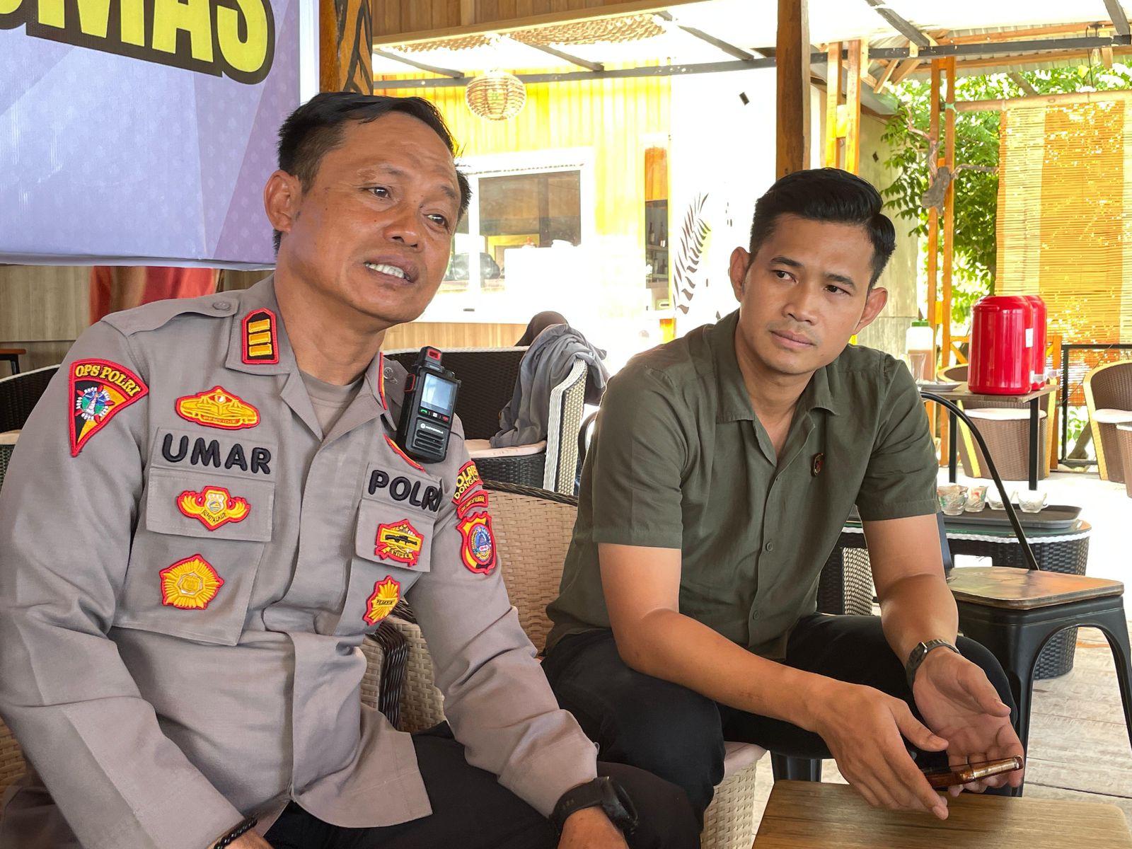 Kabap Ops Polres Donggala AKP Umar bersama Kanit Tipidter saat memberikan penjelasan terkait dana BLT Desa Lenju, Jumat (13/6/25).