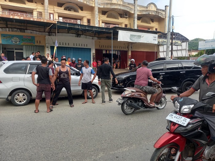 TERNYATA GULA : Tim Satnarkoba Polres Tolitoli saat mencegat mobil Avanza yang disebut-sebut membawa Sabusabu tapi ternyata gula, di Jalan Usman Binol.