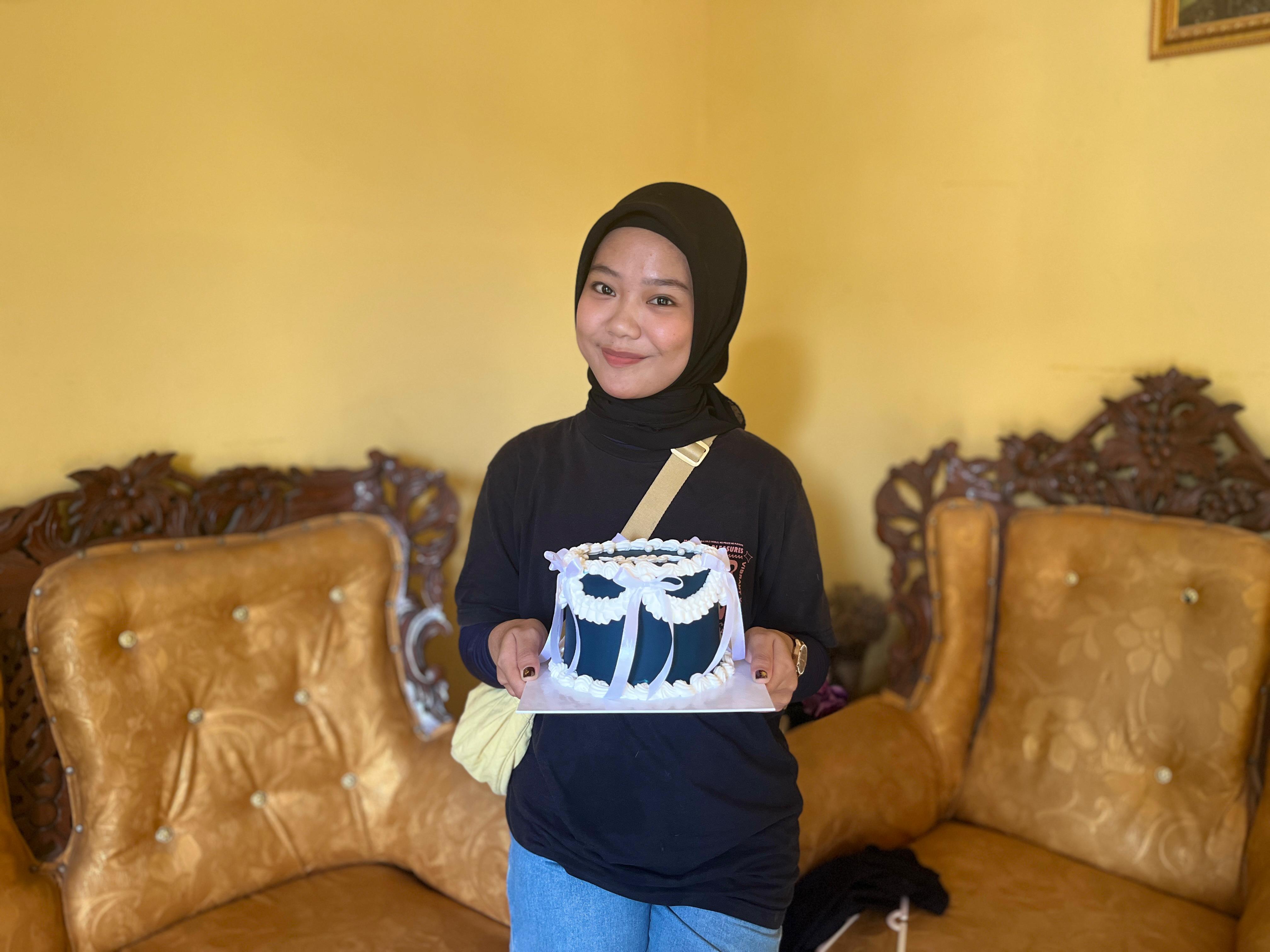 UMKM KUE: Onwer Cute Cakes Palu, Ayumi R Wardani berfoto bersama kue produksinya pada Selasa (17/6/2025).