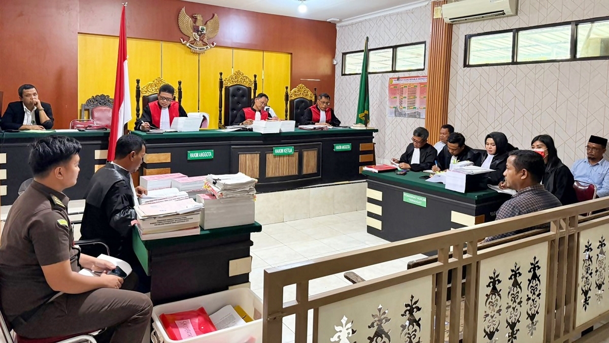 Mantan Pelaksana tugas Kabag Umum Setkab Morut, Rahmat Adyatma. menghadiri sidang lanjutan di Pengadilan Tipikor Palu, Senin (16/6/2025). (Foto: Ist)