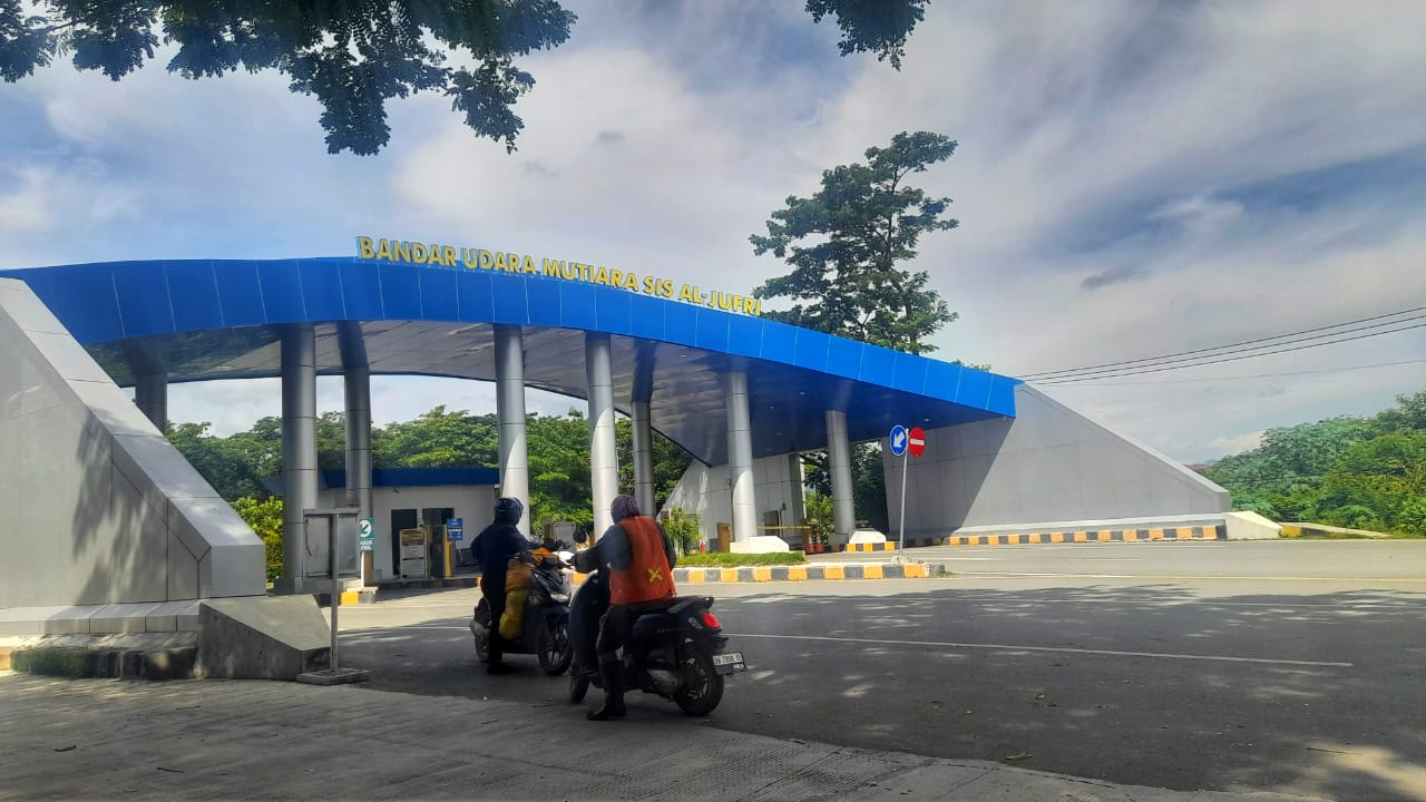 GUNAKAN SISTEM PARKIR DIGITAL: Suasana di gerbang masuk Bandara Mutiara Sis aljufri Palu, Selasa (24/6/2025).