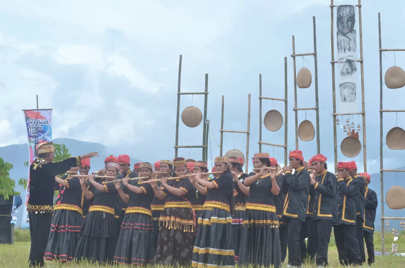 Pertunjukan musik bambu dalam Festival Tampo Lore, Sabtu (29/6/2024).