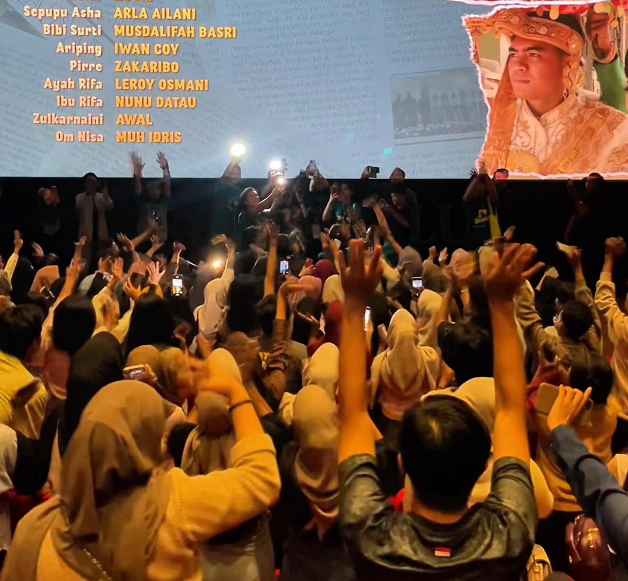 Para pemain hingga produser film Jodoh 3 Bujang saat menyapa warga Kota Palu usai Gala Premier di Palu Grand Mall, Senin (23/6) malam.