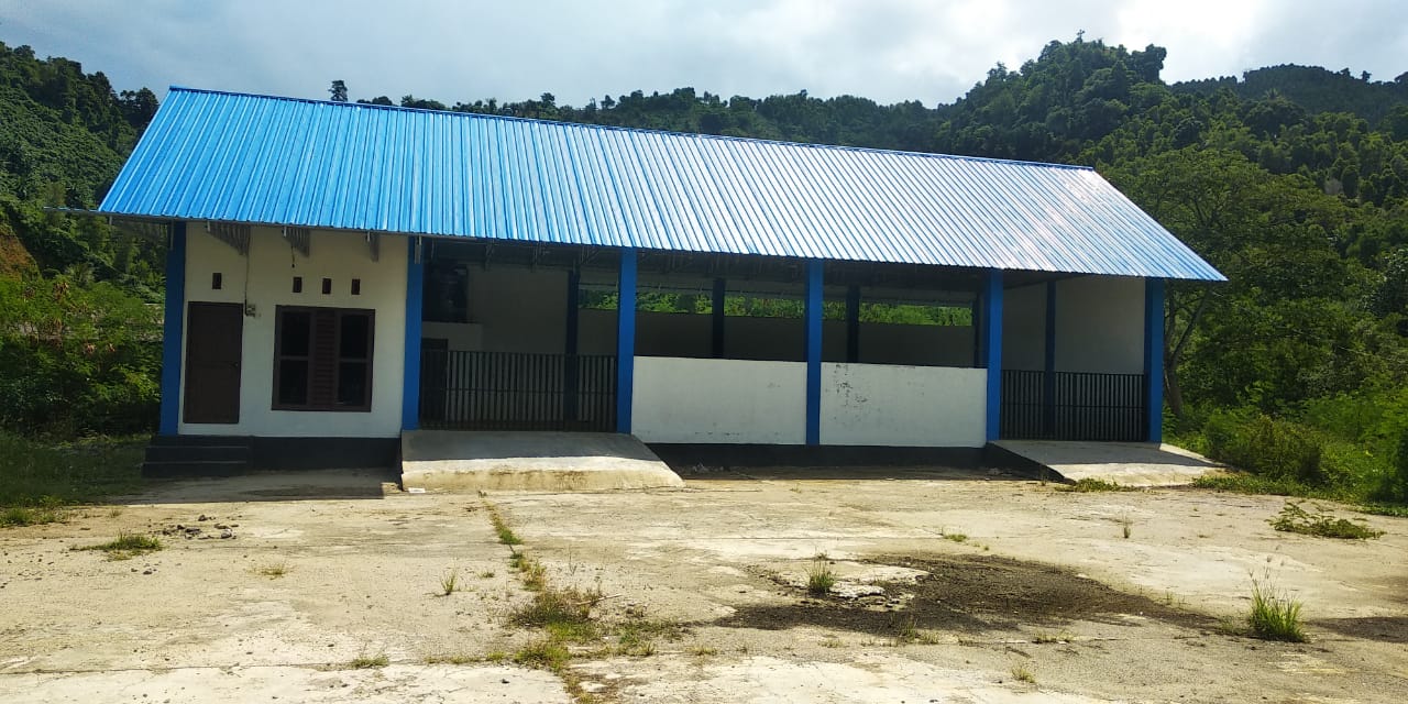 BELUM BEROPERASI : Gedung TPS di Kelurahan Sidoarjo, Kecamatan Baolan, Kabupaten Tolitoli belum beroperasi.(FOTO : AHMAD HAMDANI/RADAR PALU)