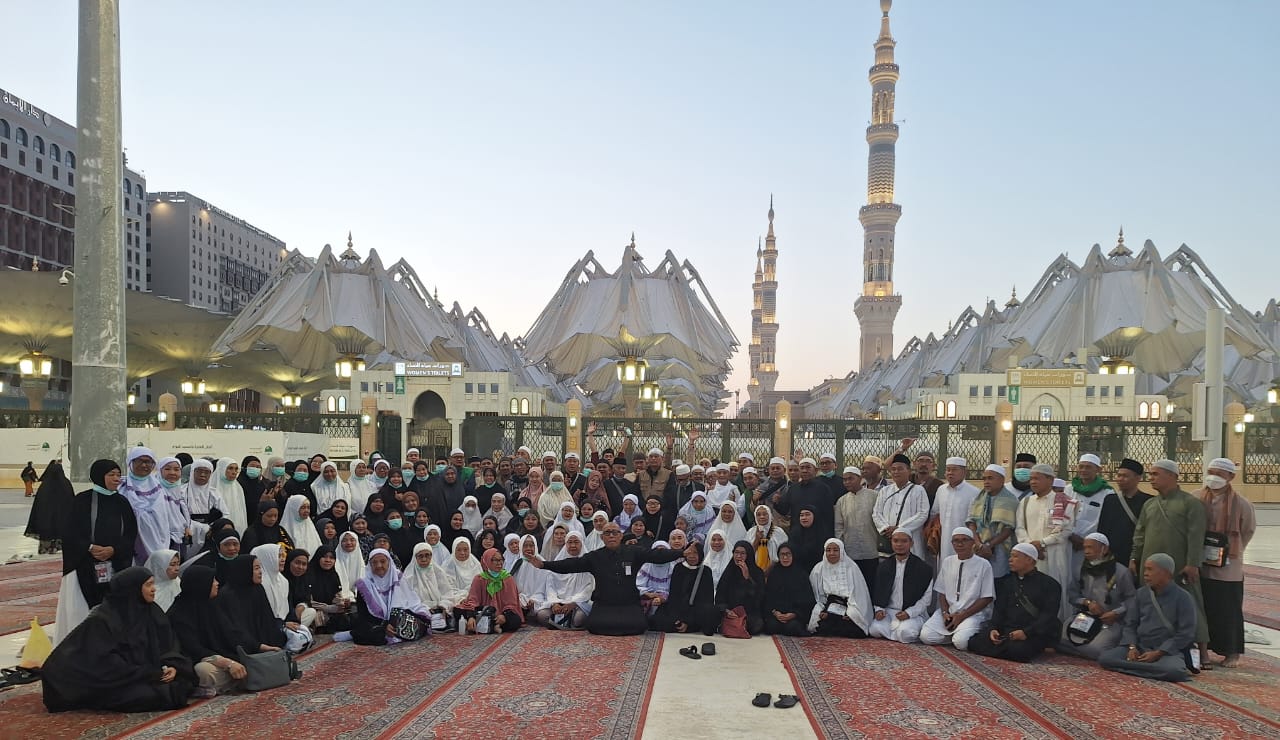 BERPISAH :Saat-saat berpisah dengan tempat sucimu yaa Allah, Masjidil Haram dan Masjid Nabawi Madinah.(FOTO : ISTIMEWA/RADAR PALU)