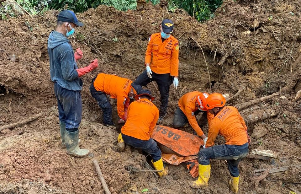 JENAZAH : Tim SAR gabungan saat melakukan evakuasi terhadap salah satu jenazah korban tanah longsor di hari keempat operasi, Rabu (25/06/2025).