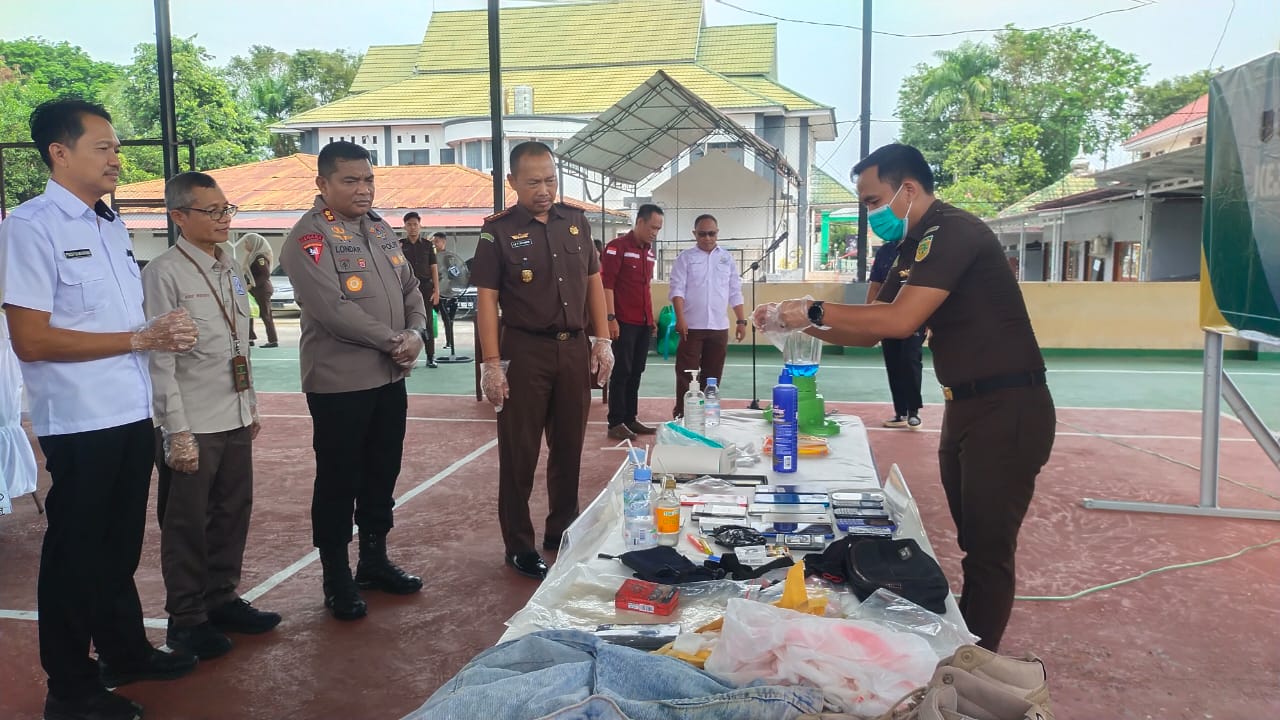 BARANG BUKTI : Pemusnahan sejumlah barang bukti berbagai kasus pidana di Kejari Poso.(FOTO : BUDIYANTO WIHARTO/RADAR PALU).