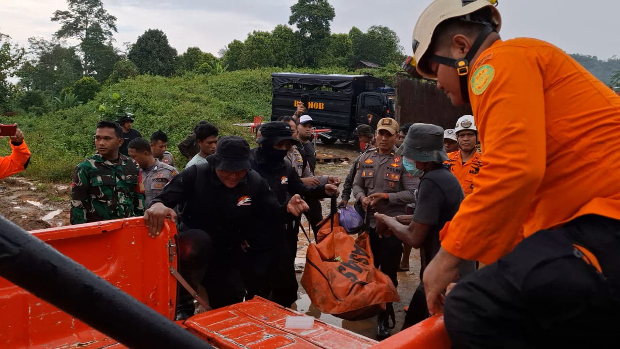 TERKENDALA MEDAN DAN CUACA : Tim SAR Gabungan berhasil mengevakuasi seluruh korban longsor di Desa Tirtanagaya Kabupaten Parigi Moutong.