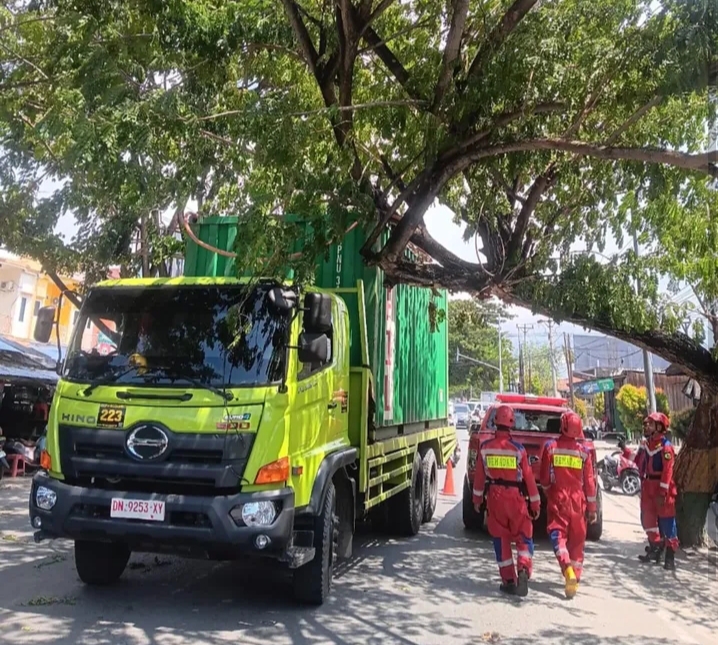 TABRAK POHON: Truk kontainer yang tersangkut di Jalan I Gusti Ngurah Rai