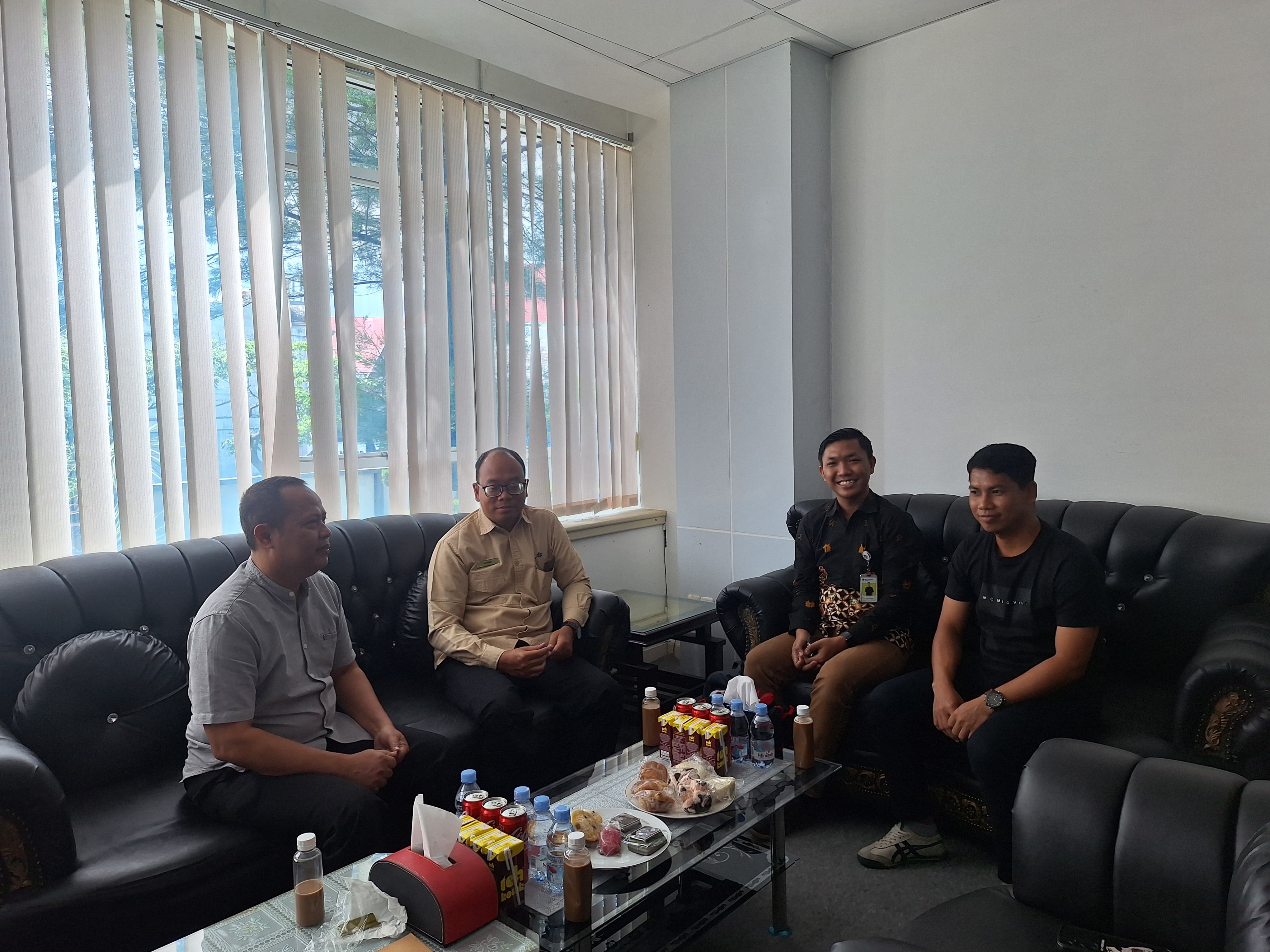 Bersama perwakilan Kantor Pajak Pratama Palu saat melakukan kunjungan silahturahmi dan verifikasi piutang pajak sejak 2018.