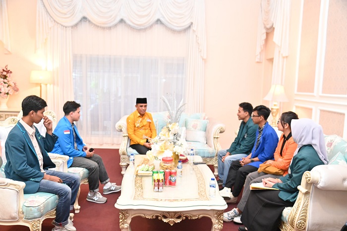 Gubernur Sulteng Anwar Hafid menerima audiensi Presiden Mahasiswa Sulteng.