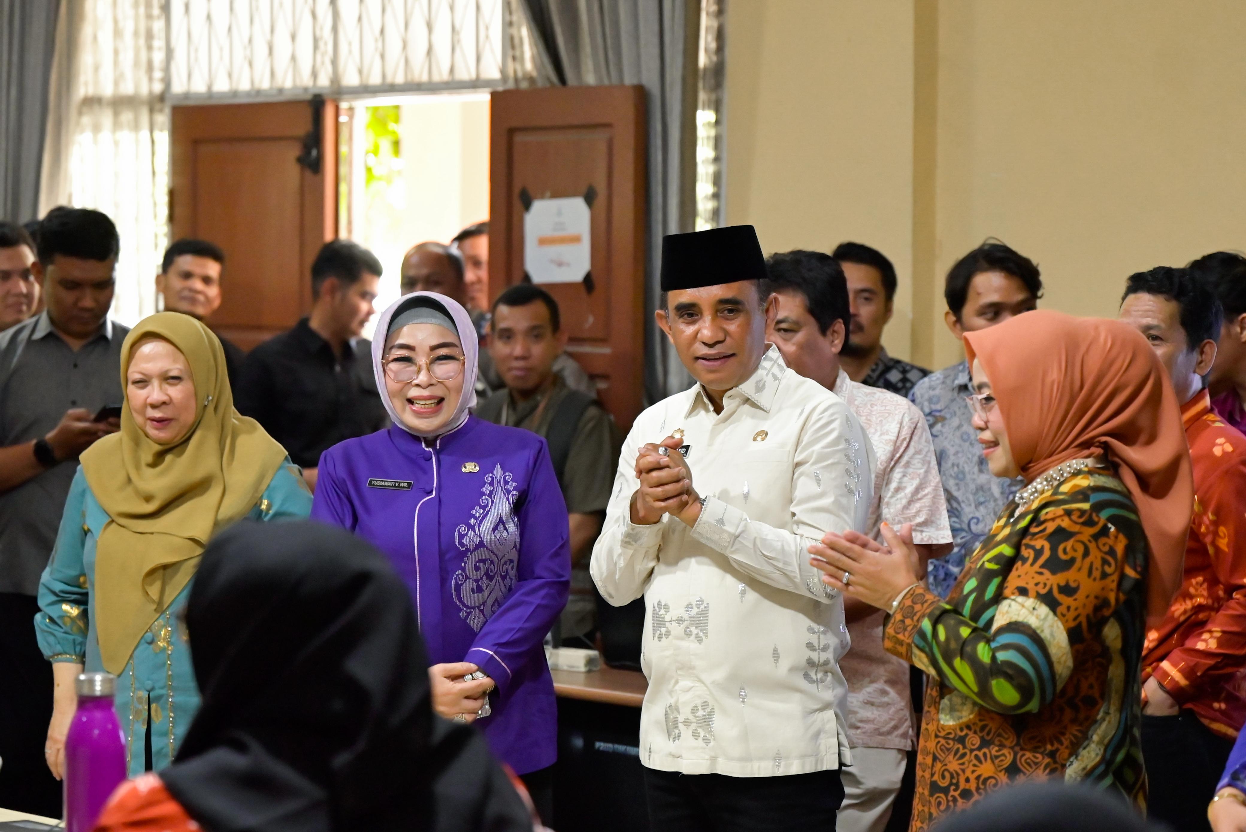 Gubernur Anwar Hafid saat meninjau proses digitalisasi sistem beasiswa di Dinas Pendidikan. Dashboard pemantauan langsung ak an segera dibangun.