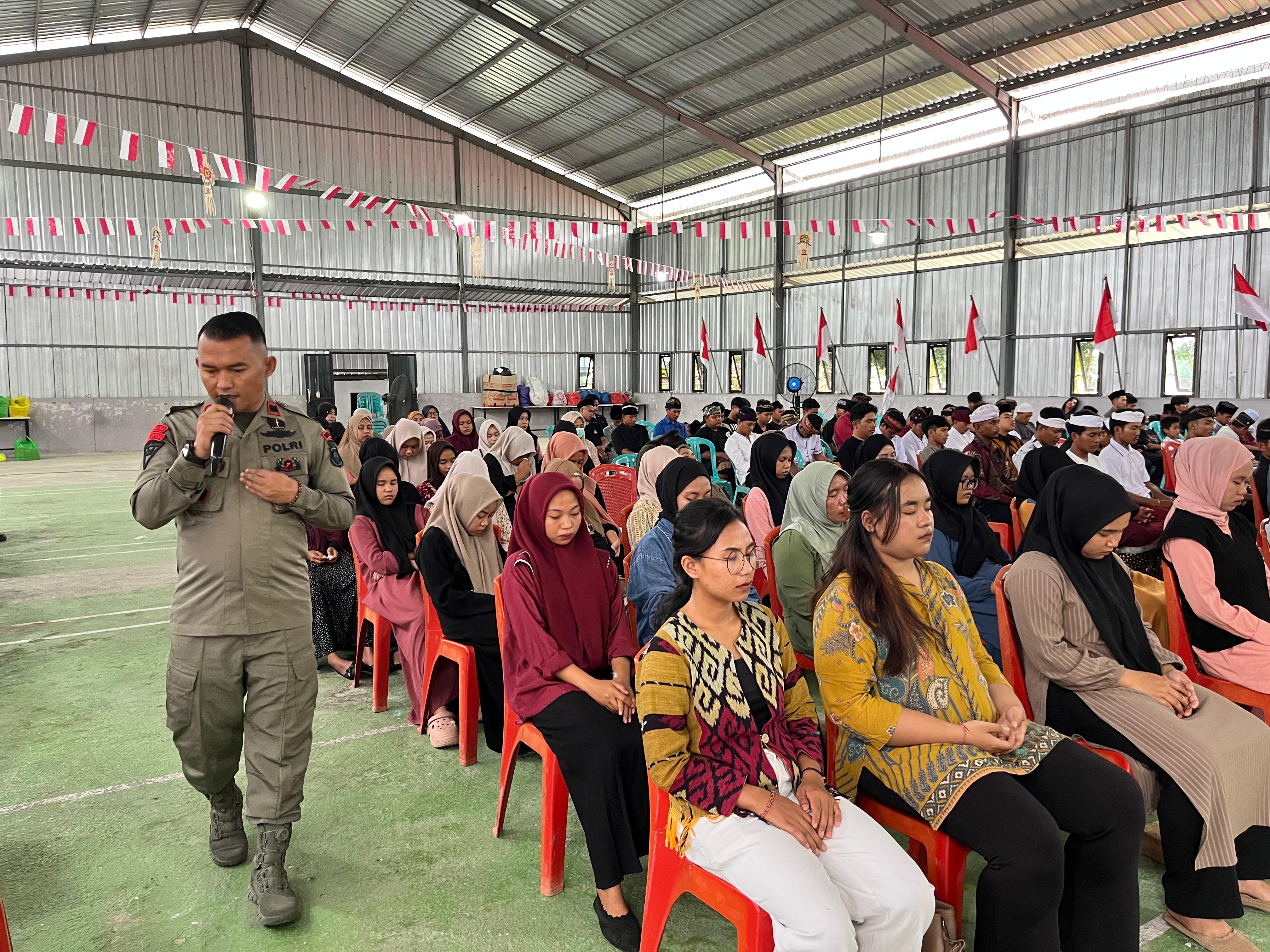 Anggota Brimob Polda Sulteng saat memberikan sugesti kepada para pemuda lintas agama di Kabupaten Poso, Rabu (25/6/2025).