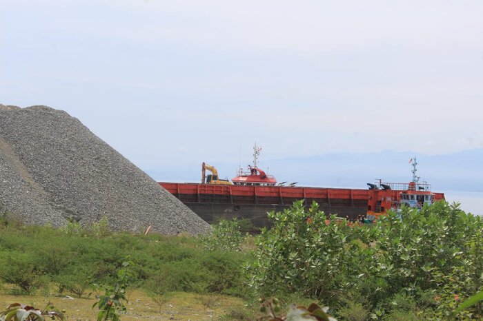 HARGANYA PERLU DIREVISI : Batu split yang menggunung di salah satu Terminal Untuk Keperluan Sendiri (TUKS) milik perusahaan tambang galian C yang beroperasi di Kelurahan Buluri, Kota Palu.