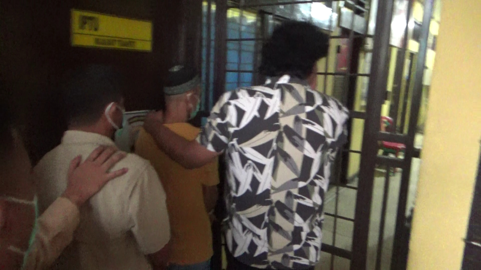 DANA DESA : Sahmudin dan Kades Alim Unde digiring menuju ruang tahanan Polres Tolitoli.(FOTO : AHMAD HAMDANI/RADAR PALU).