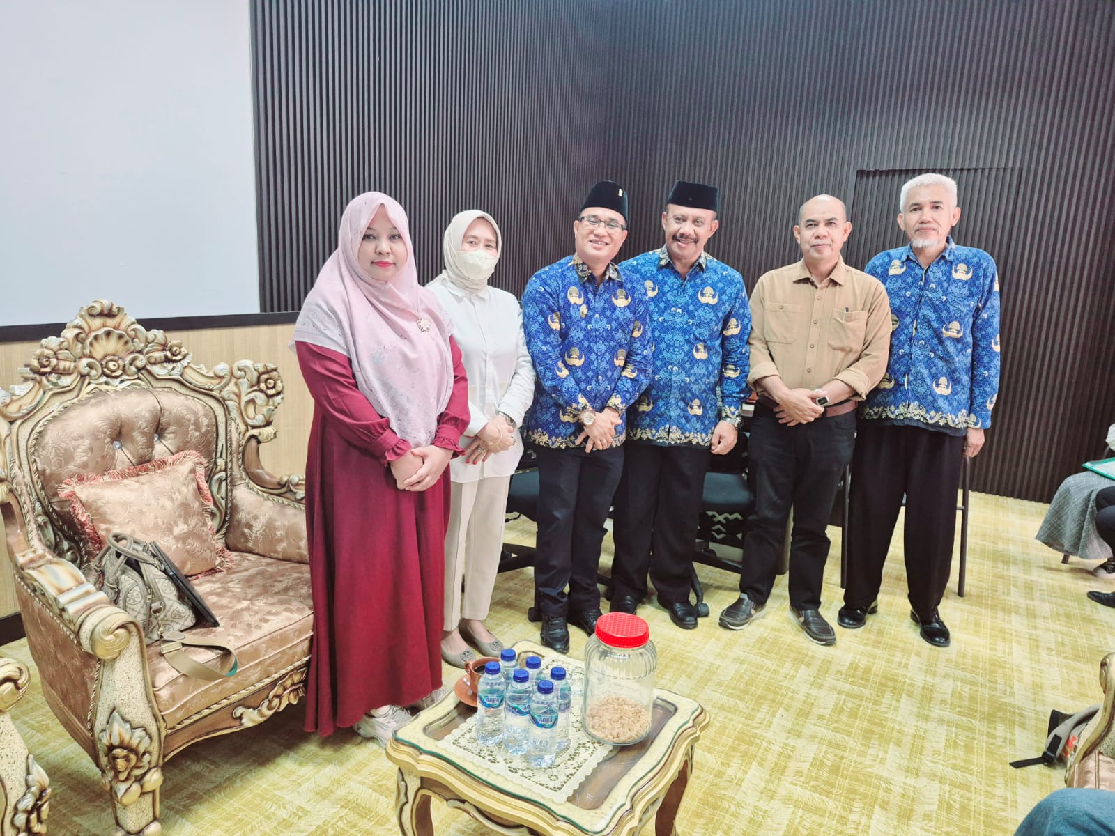Dekan FKIP Untad, Jamaludin (tiga dari kanan) foto bersama Wakil Bupati Sigi, Samuel Y Pongi (tiga dari kiri) bersama tim penyusun serta pejabat Pemkab Sigi, saat konsultasi sebelum turun lapangan.