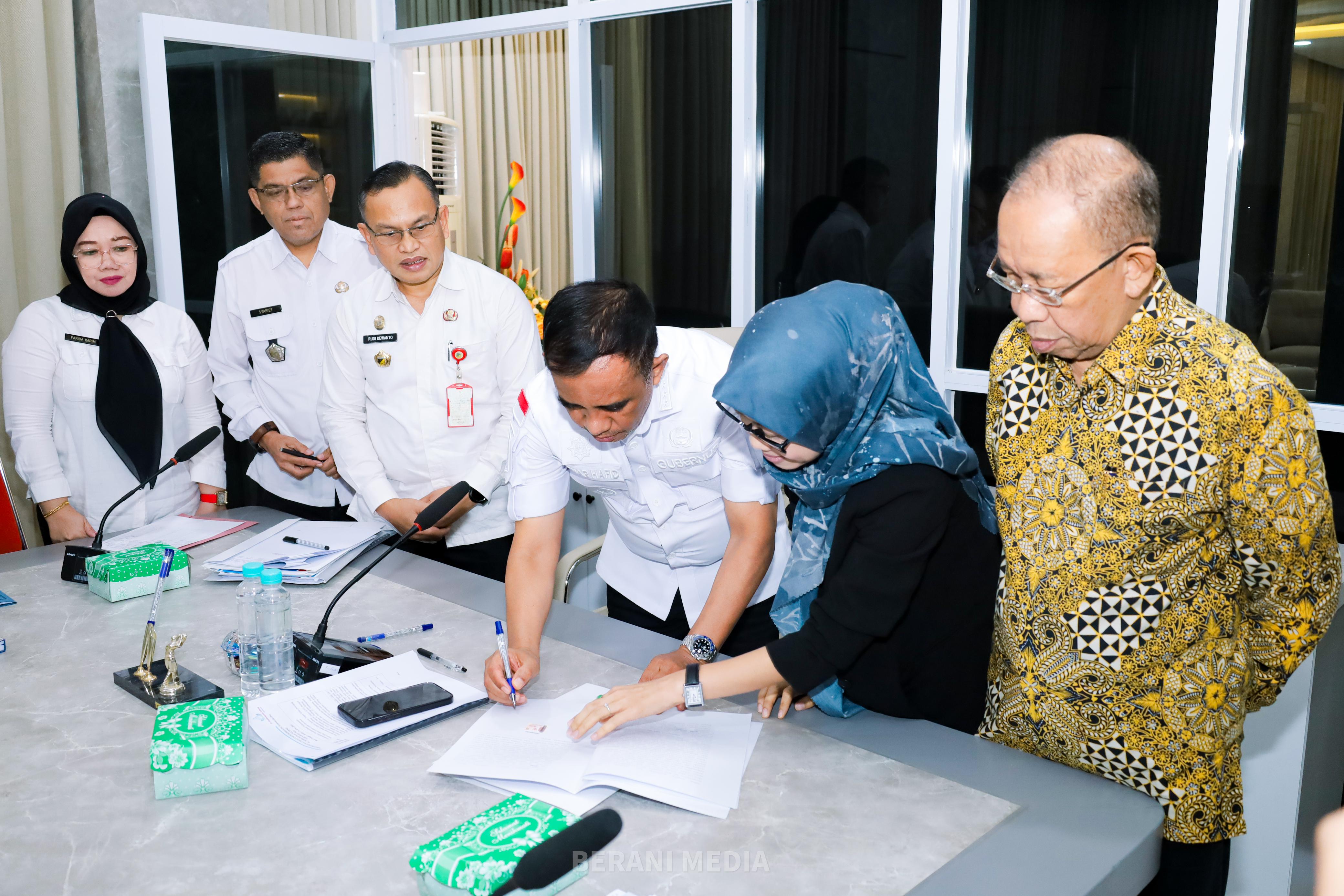 Gubernur Sulawesi Tengah Anwar Hafid menandatangani dokumen pembekuan sementara aktivitas PT Pembangunan Sulteng, disaksikan pejabat pemprov dan direksi, Rabu 25 Juni 2025.