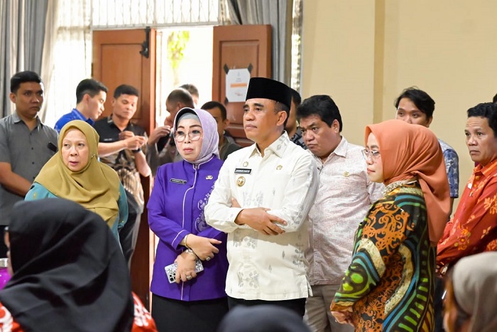 Gubernur Sulawesi Tengah Anwar Hafid meninjau proses verifikasi calon penerima bea siswa BERANI Cerdas di Dinas Pendidikan Provinsi.