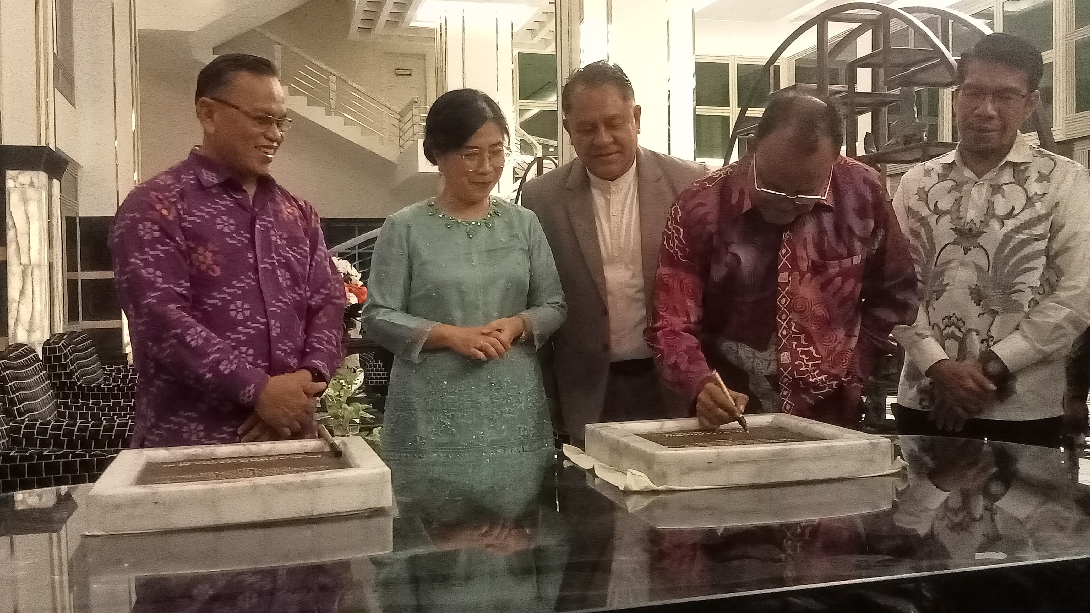 Asisten Perekonomian Sulteng Rudi Dewanto (kiri) mewakili Gubernur dalam seremoni soft launching Hotel Grand Sya di Palu, Jumat (27/6/2025).