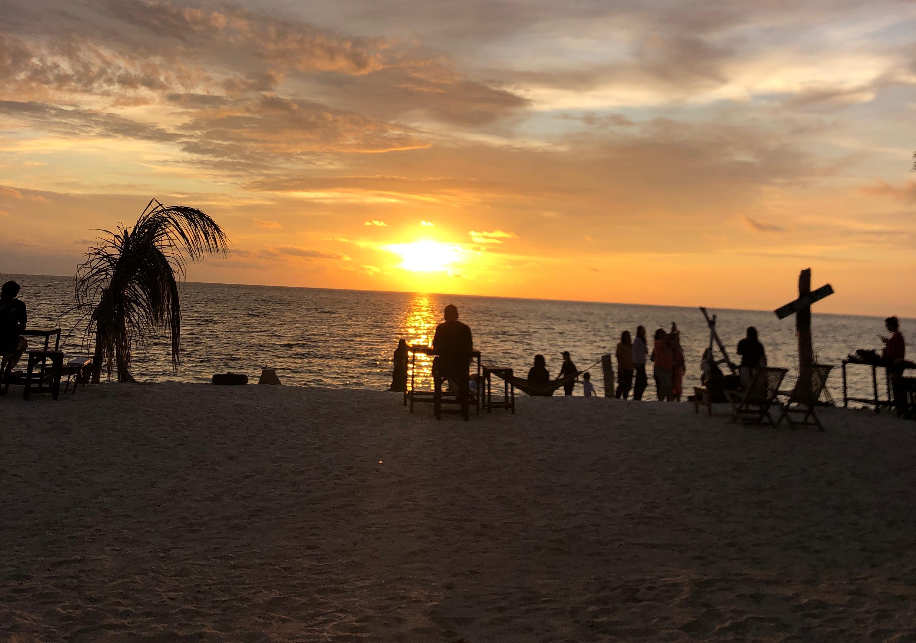 EKSOTIK : Cantik destinasi wisata dan eksotik pasir pantai Boneoge, Kabupaten Donggala, Sulawesi Tengah, Minggu (29/06/2025).(FOTO : ANGEL SUMBARA/RADAR PALU)  &nbsp;