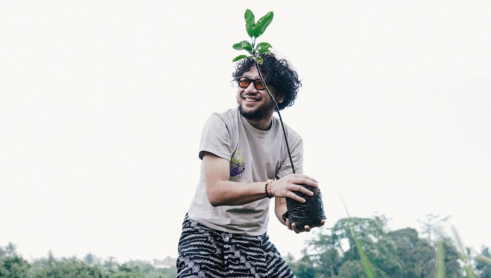 Kunto Aji, saat melakuna penanaman pohon di Ubud, Bali.