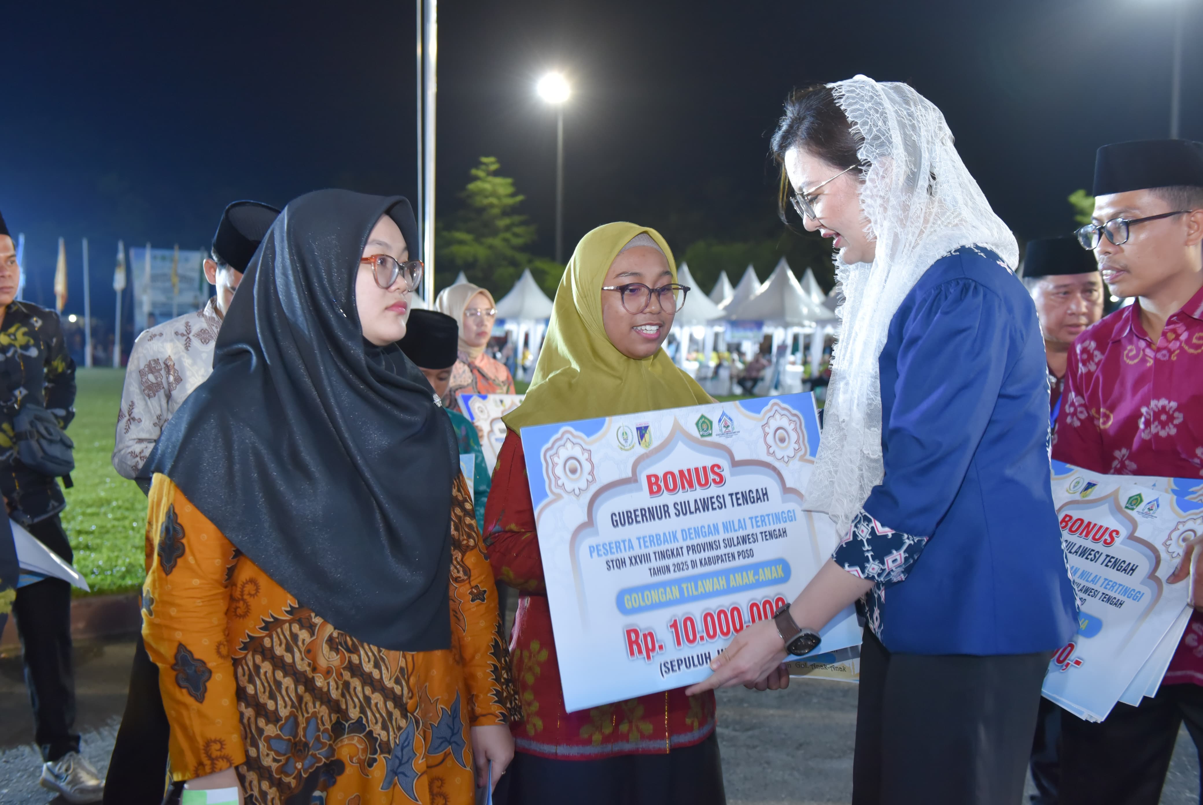 Bupati Poso menyerahkan hadiah bonus kepada para juara mewakili Gubernur Sulteng dalam penutupan STQH di Poso.