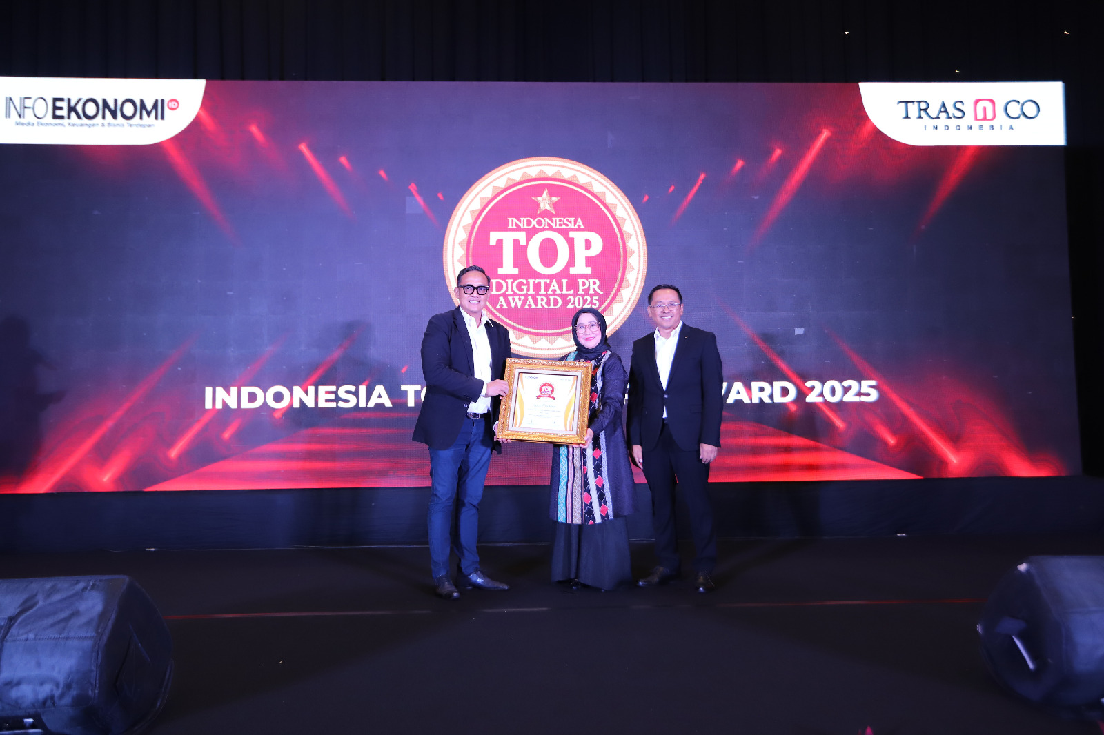 Direktur Utama Bank Sulteng, Ramiyatie (tengah) saat menerima plakat penghargaan dalam Indonesia Top Digital Public Relation Index 2025, akhir pekani kemarin.