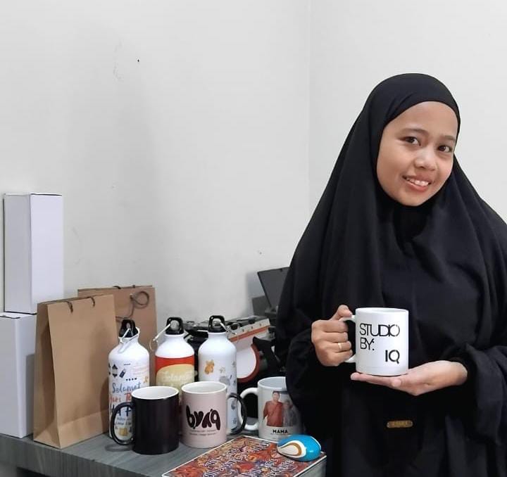 PRODUKSI SOUVENIR: Owner Studio Byiq, Roqiqah Rofifah saat berfoto bersama produk mereka pada Sabtu (28/6/2025).