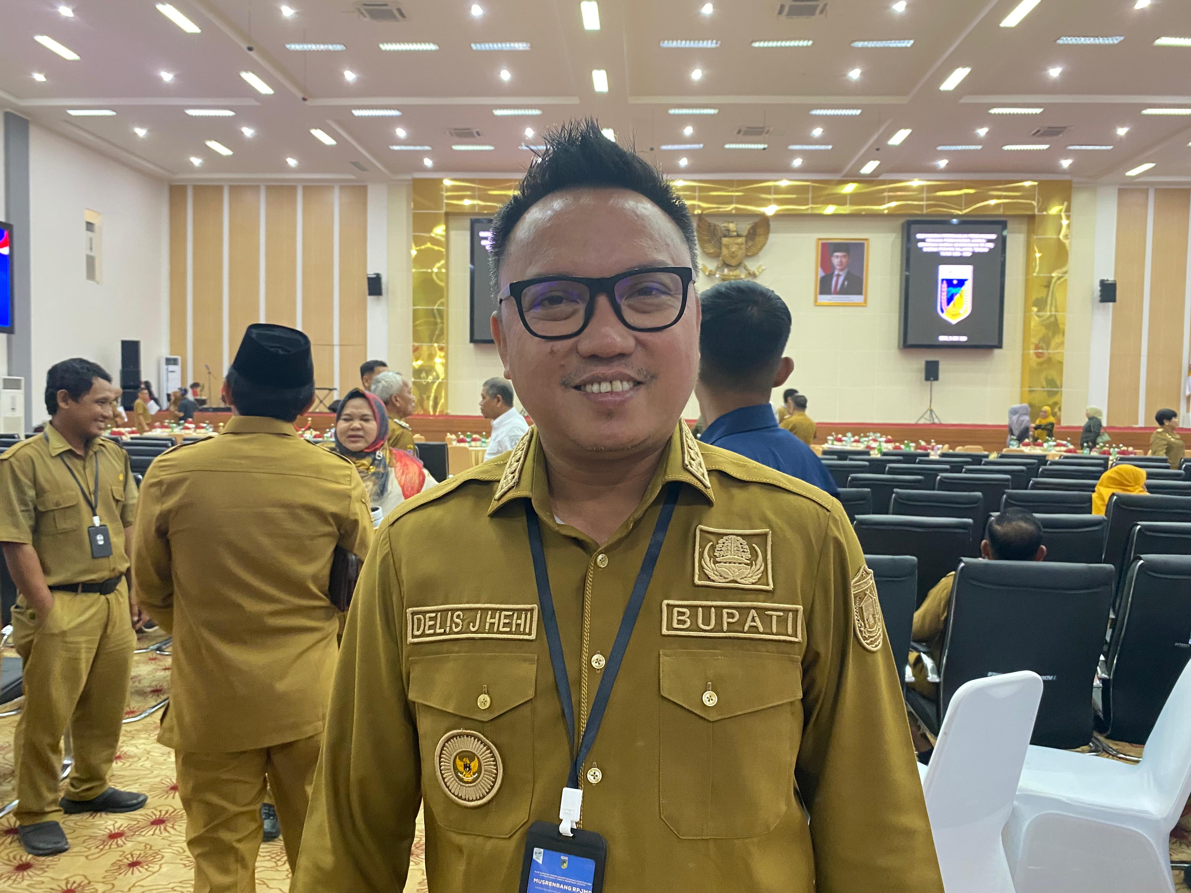 Bupati Morowali Utara, Dr dr Delis Julkarson Hehi
