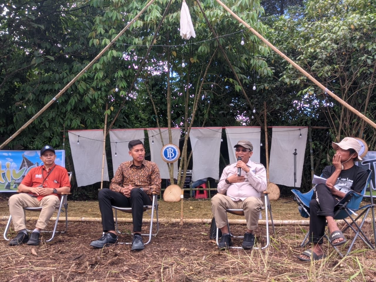 Suasana dialog antara Bank Indonesia dan tokoh adat serta pemuda Tampo Lore, membahas pengembangan UMKM dan wisata lokal.