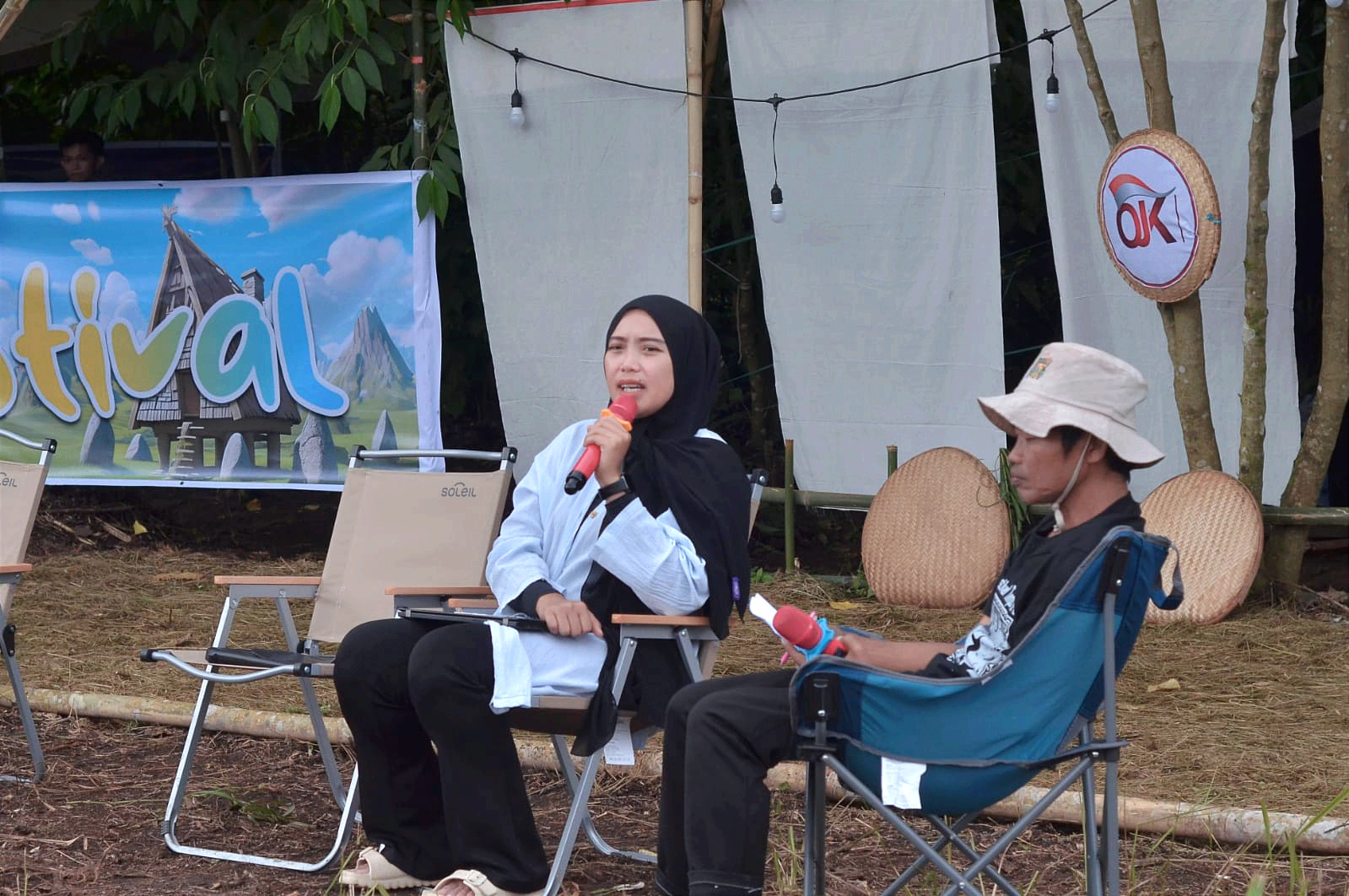 Perwakilan OJK Sulawesi Tengah, Megawati, memberikan edukasi tentang bahaya kejahatan finansial seperti judi online, pinjaman ilegal, dan investasi bodong di Festival Tampo Lore 2025.