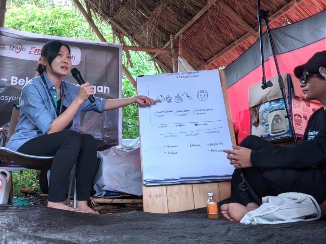 Kayleen, Konsultan Keuangan dari Hannah Asa Indonesia, menjelaskan pentingnya menyisihkan penghasilan sejak dini dalam sesi pelatihan di Festival Tampo Lore 2025, Pokekea, Lore Tengah.