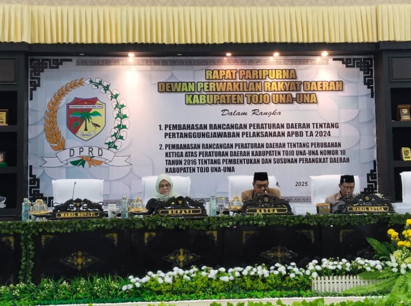 PEMBAHASAN : DPRD Touna, gelar paripurna pembahasan pertanggung jawaban pelaksanaan APBD tahun 2024.(FOTO : HERIYANTO LIMAHU/RADAR PALU)