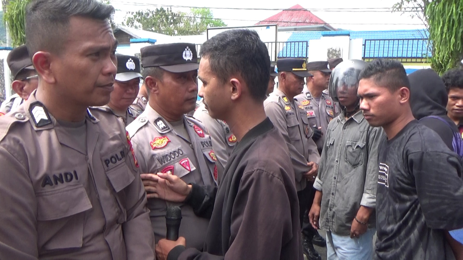 UNJUKRASA : Polres Tolitoli dihadiahi kado berupa aksi unjuk rasa oleh komponen mahasiswa dari HMI dan BEM sejumlah kampus yang tergabung dalam ALPMT.(FOTO : YUSLIH ANWAR/RADAR PALU)
