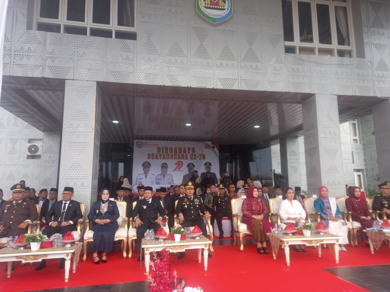 BERINTEGRITAS : Upacara peringatan Hari Bhayangkara ke-79, digelar di halaman Kantor Bupati Morowali, Selasa (01/07/2025).(FOTO : SUPRIYONO/RADR PALU).