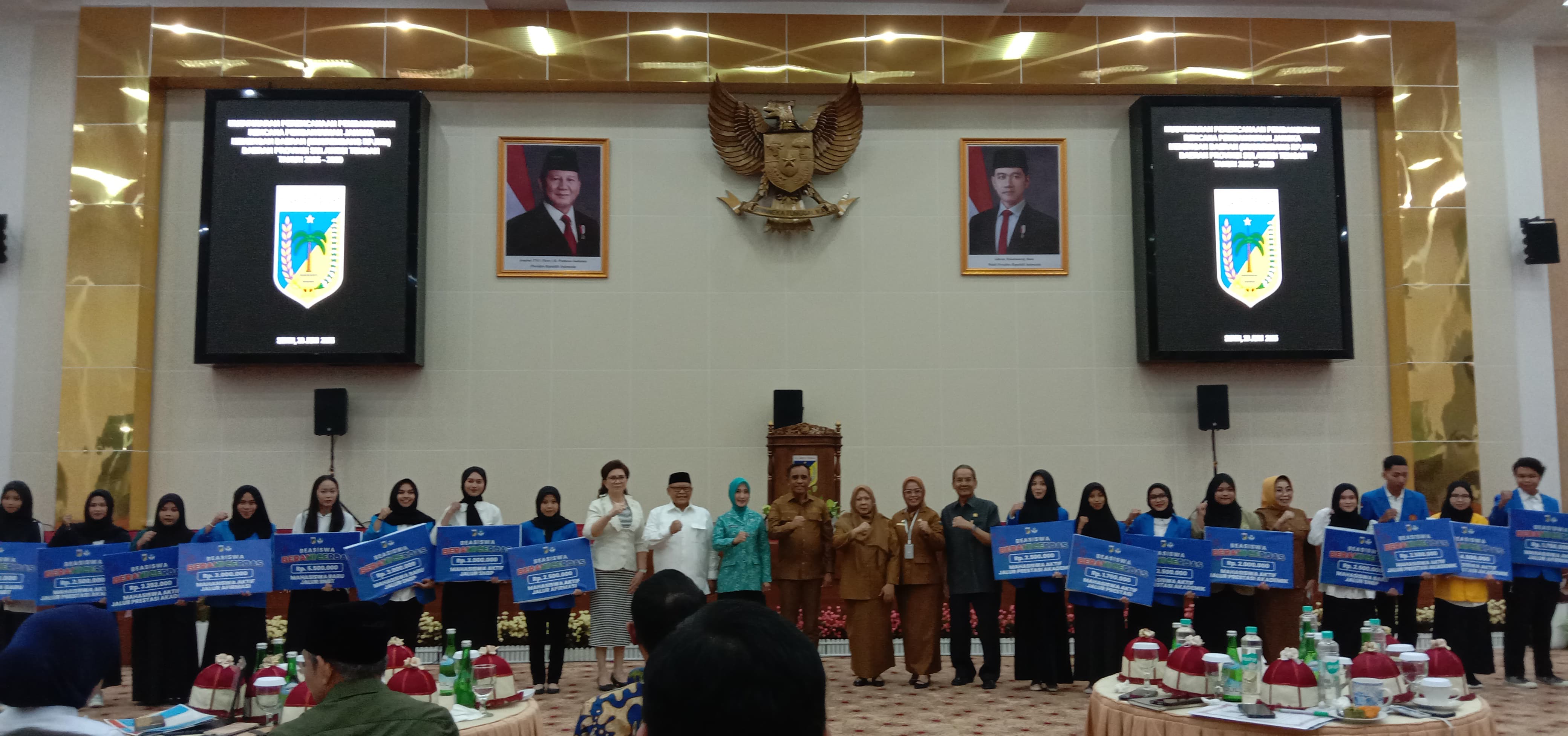 CAIR: Gunernur Sulteng, Anwar Hafid (tengah) bersama dengan Wakil Gubernur Reny Lamadjido foto bersama dengan Mahasiswa penerima Beasiswa Berani Cerdas pada Senin (30/6/2025).