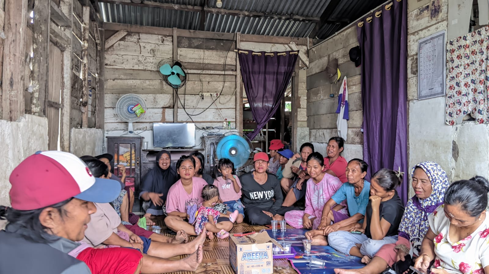 Peserta workshop perempuan tani di Desa Rio Mukti berdiskusi menyusun agenda kelompok dalam kegiatan penguatan kapasitas melalui pendekatan CSR, 27 Juni 2025.