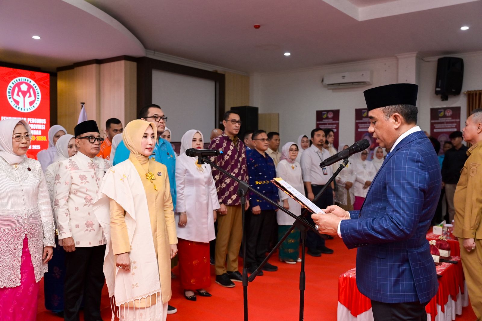 Gubernur Anwar Hafid saat mengukuhkan pengurus Dekranasda Sulteng masa bakti 2025&ndash;2030 di Aula BPSDM, Palu.