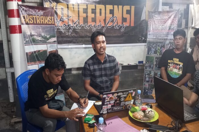 DESAK GUBERNUR : Konferensi pers hasil temuan Jatam Sulteng dan warga Desa Lelang Matamaling di Lorong Canggih, Jalan Yojokodi, Kelurahan Besusu Tengah, Palu Timur, Kota Palu, Sulawesi Tengah.