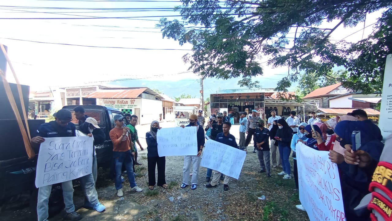 SAAT BERDEMO : Puluhan anggota PPS sebelumnya beberapa kali melakukan aksi unjuk rasa sebagai bentuk kekecewaan terhadap belum dibayarkannya honorarium bulan kedelapan.(FOTO : ANGEL SUMBARA/RADAR PALU