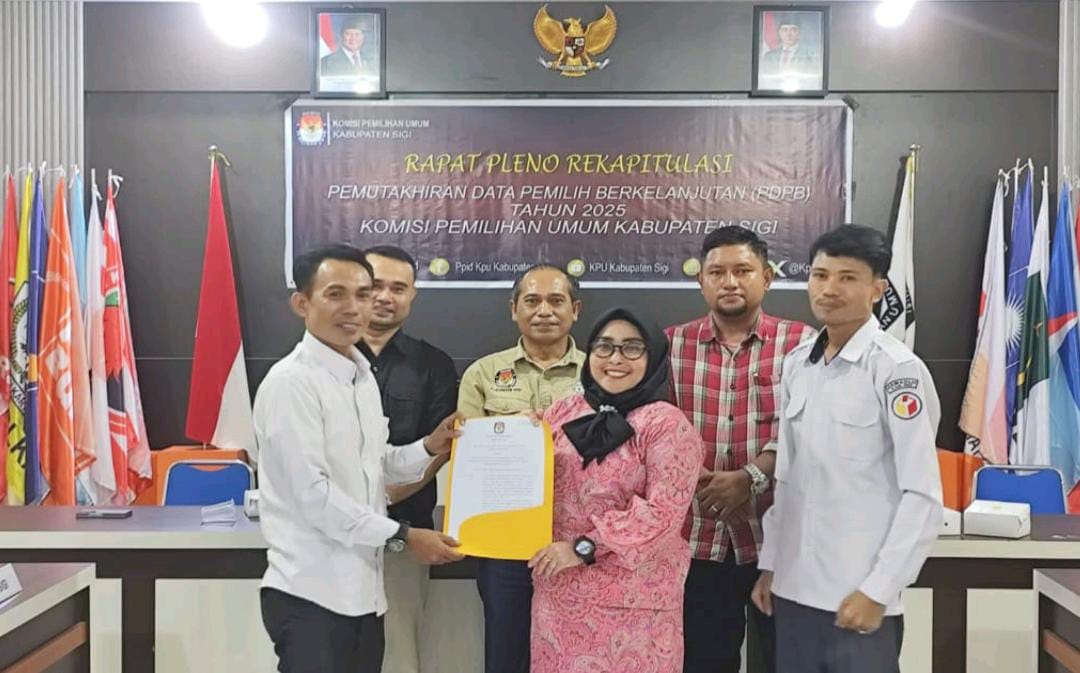 PEMUTAKHIRAN : KPU Kabupaten Sigi menetapkan hasil rekapitulasi PDPB triwulan II tahun 2025 dalam rapat pleno terbuka, Selasa (02/072025.(FOTO : ANGEL SUMBARA)