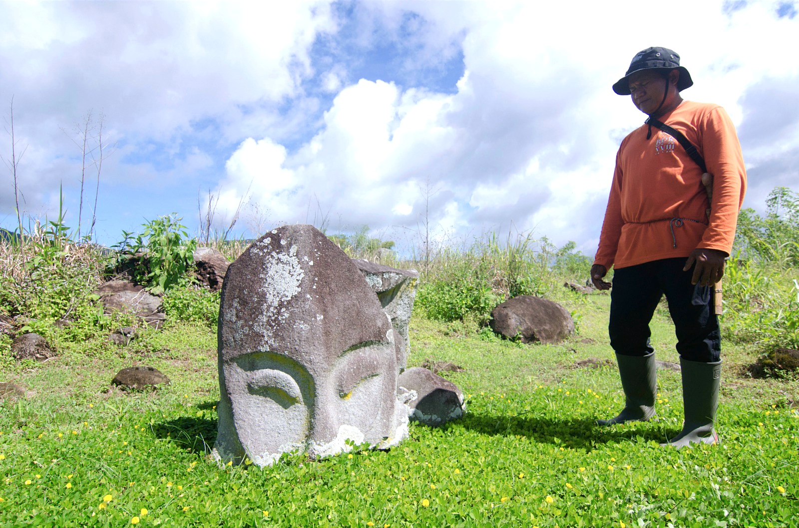 Juru Pelihara situs Megalit Sunardi menunjukkan Megalit Tanduwanua yang berada di kawasan Situs Budaya Lembah Bada, Kabupaten Poso, Sulawesi Tengah.
